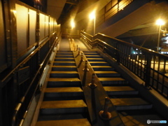夜の歩道橋の階段