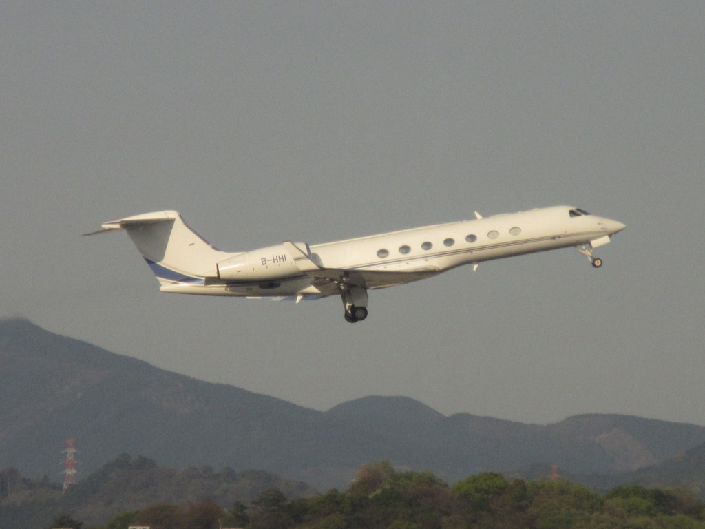 ビジネスジェットの離陸　B-HHI
