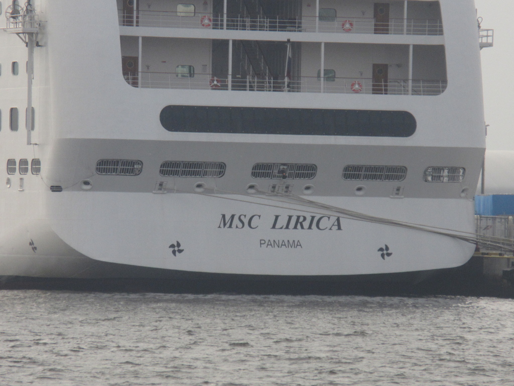 博多港に寄港したMSC LIRICA③