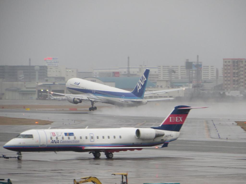 雨の中の離陸
