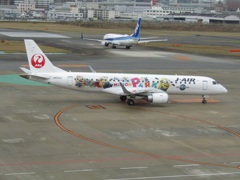 J-AIR  E190のミニオンジェット　福岡空港にて