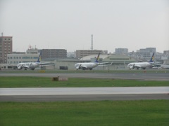 台風の影響で福岡空港で待機する機体　⑨