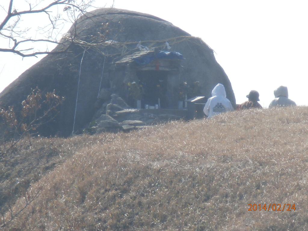 基山山頂の神様で祈る人達①