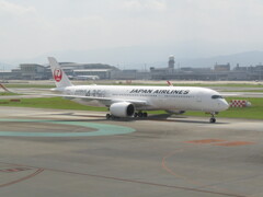 JAL  A350　JA02XJ　福岡空港にて　①