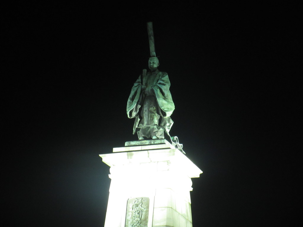 夜の東公園の銅像