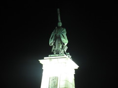 夜の東公園の銅像