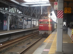貨物列車通過