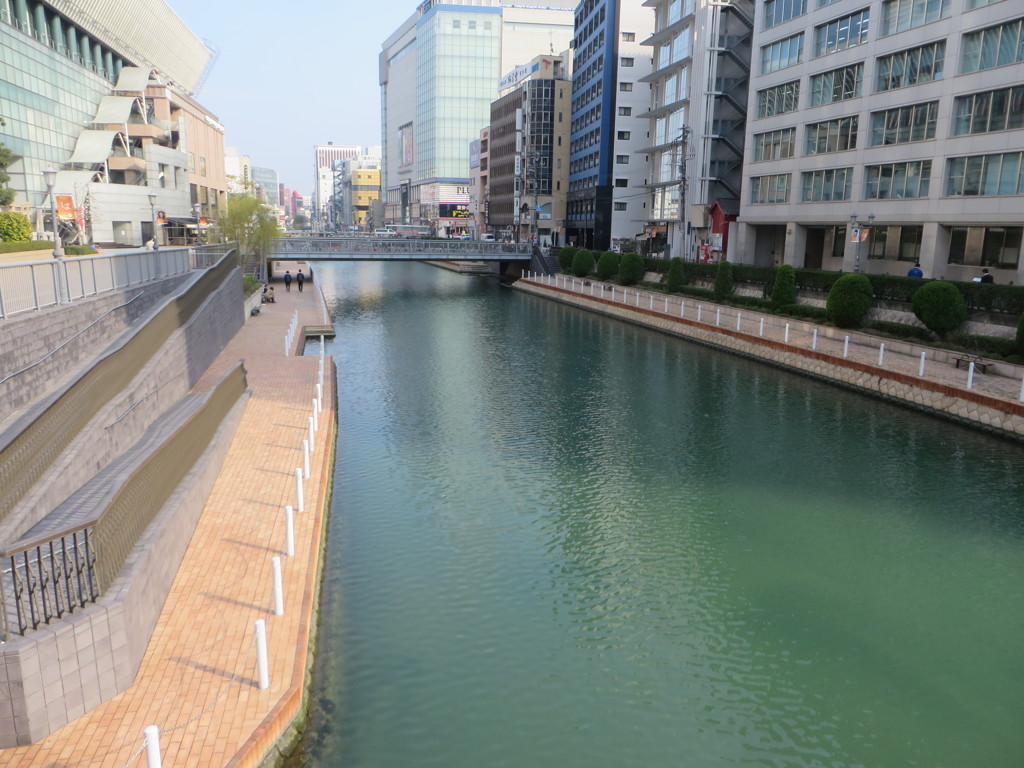 穏やかな中州川端の光景