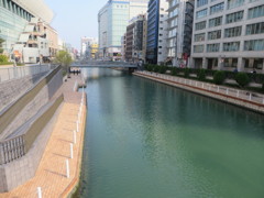穏やかな中州川端の光景