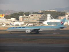 KOREAN AIR  B777-300ER 到着①