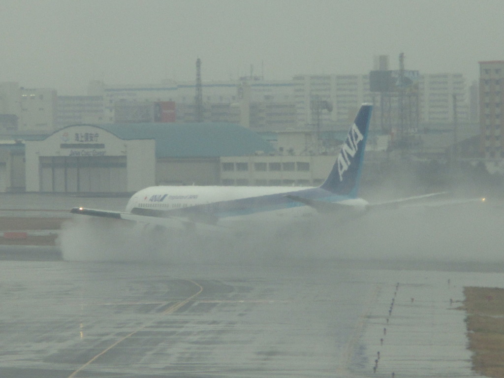 ANA B767の着陸＆水しぶき
