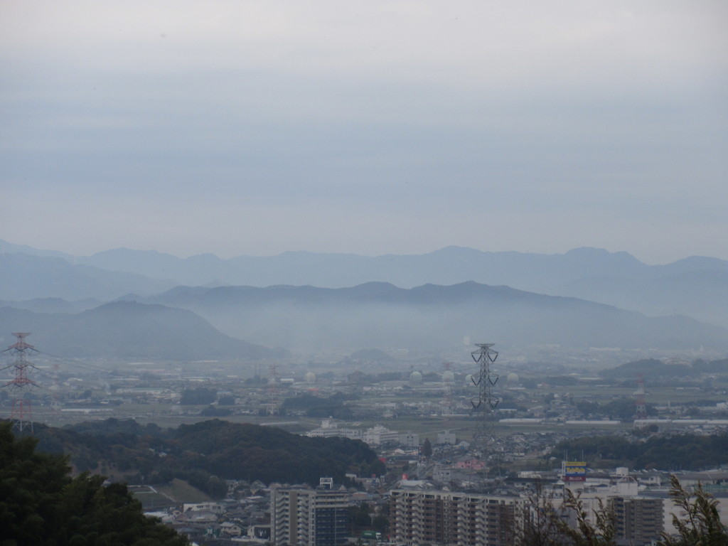 霧で覆われた山々