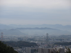 霧で覆われた山々