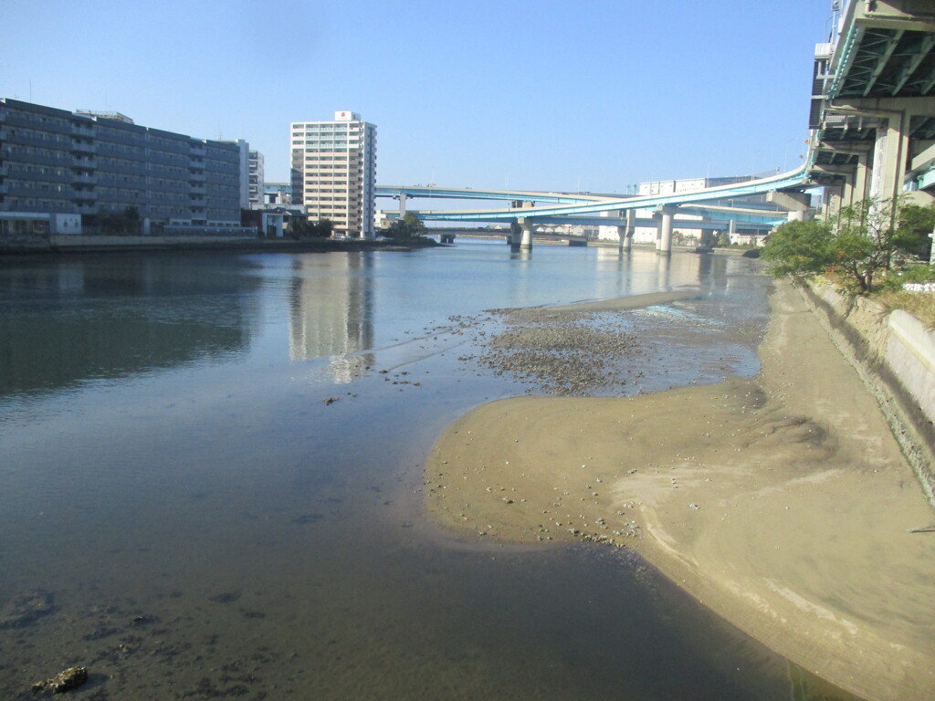 干潮の川　①