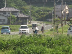 田舎の行き交う人や車