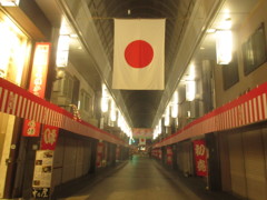 初売りの幕と日の丸国旗