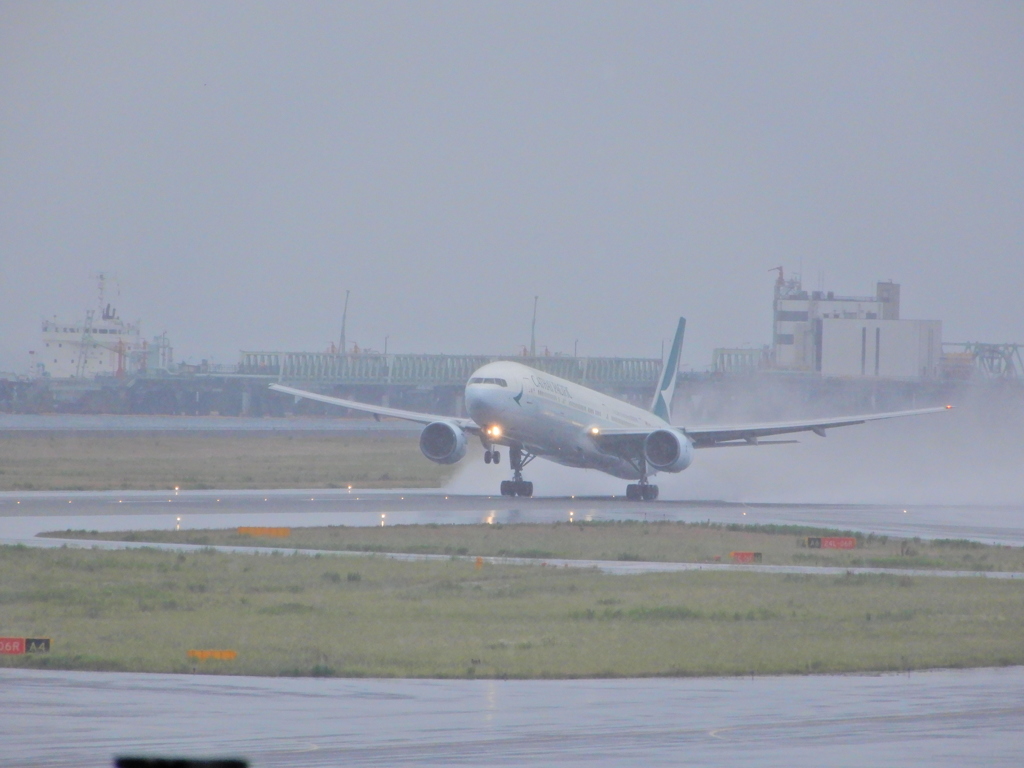 雨の関空を離陸　①