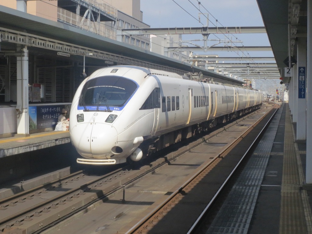 吉塚駅を通過の885系　②