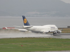 雨の中の離陸のルフトハンザ　B747