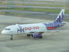 香港エクスプレス塗装機到着