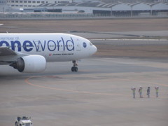 手を振って見送る係員②