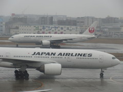 ２機重なったJAL B777-200