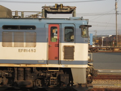 田代駅に待機中のEF81-453②