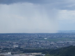 迫りくる雨　①