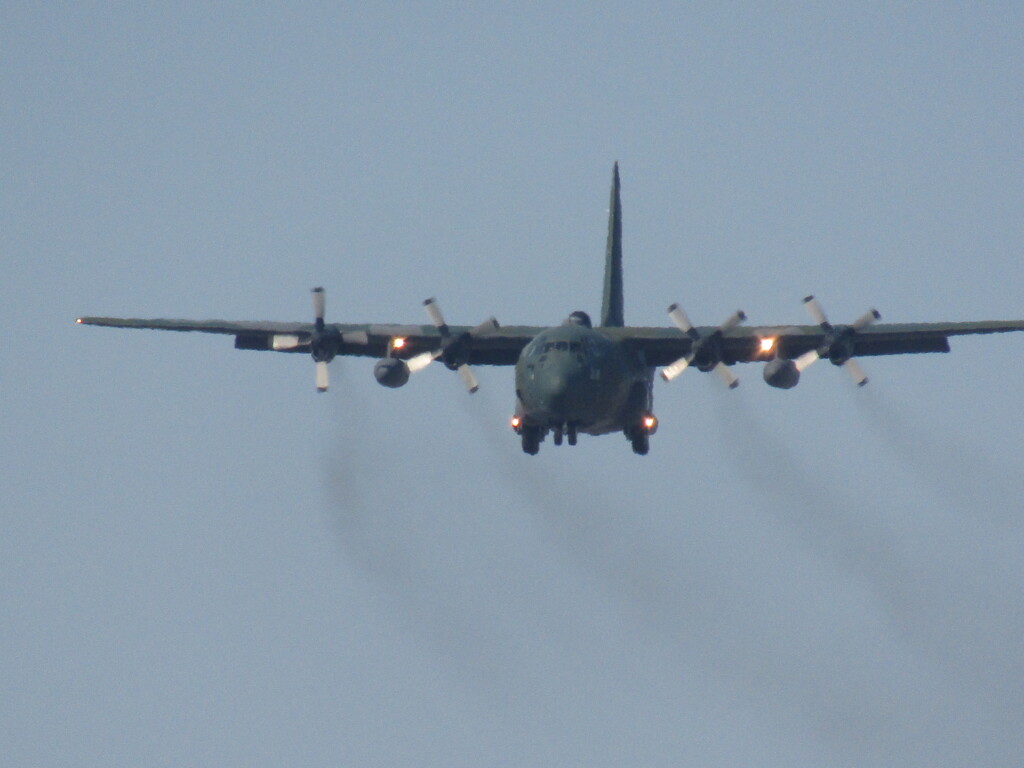 着陸　C-130H　福岡空港にて　①