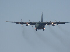 着陸　C-130H　福岡空港にて　①