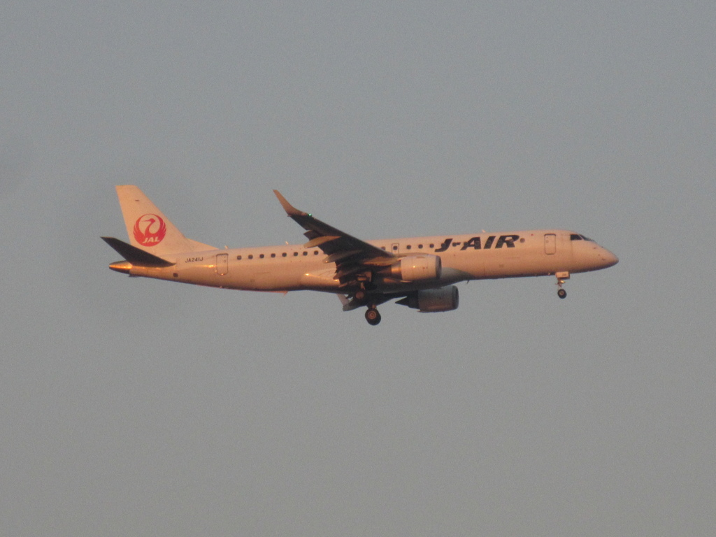夕暮れの着陸　JA241J