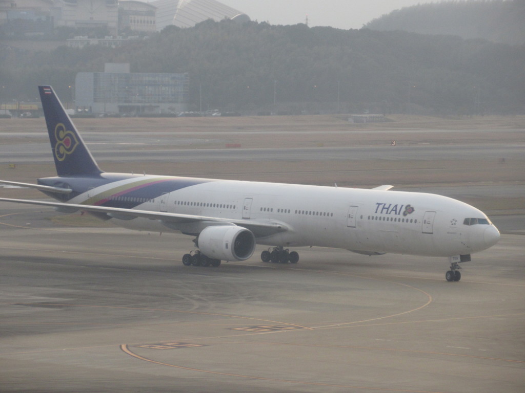 タイ国際　B777-300到着①