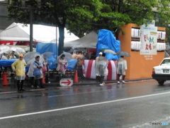 雨の中のどんたく①