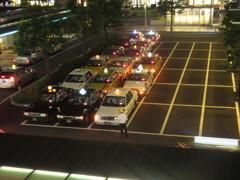 博多駅前にて待機するタクシー①