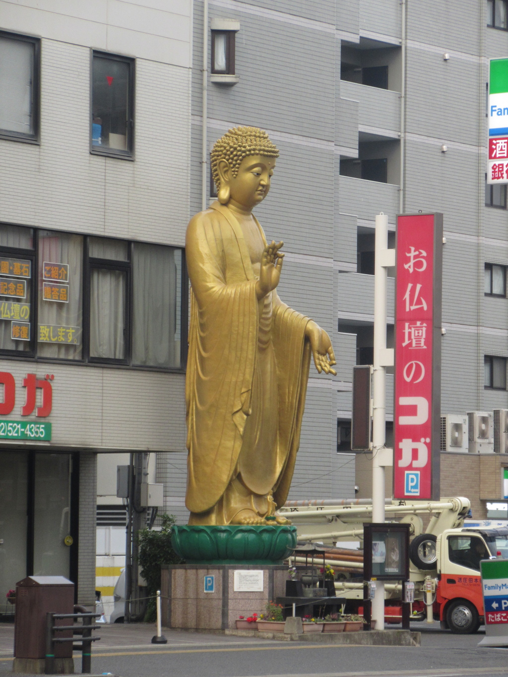 福岡市の大通りに存在する大仏様