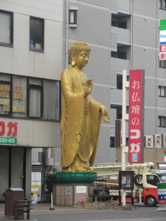 福岡市の大通りに存在する大仏様