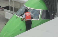 コックピットガラスを拭く係員