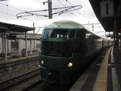 通過するゆふいんの森号