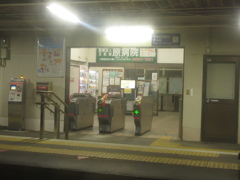 JRの夜の無人改札駅