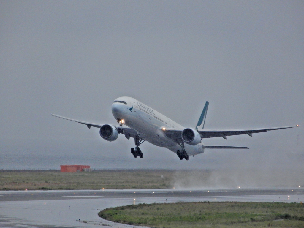 雨の関空を離陸　②