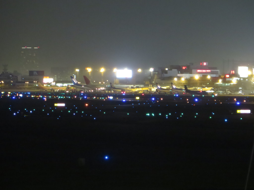 夜の福岡空港①