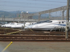 博多総合車両基地に並ぶ新幹線
