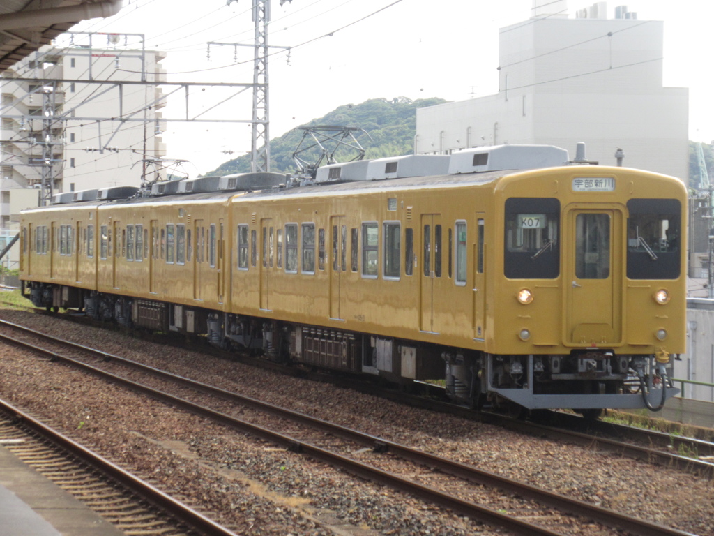 黄色の105系　下関駅にて