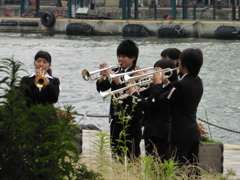 港でコーラスの練習をする若者