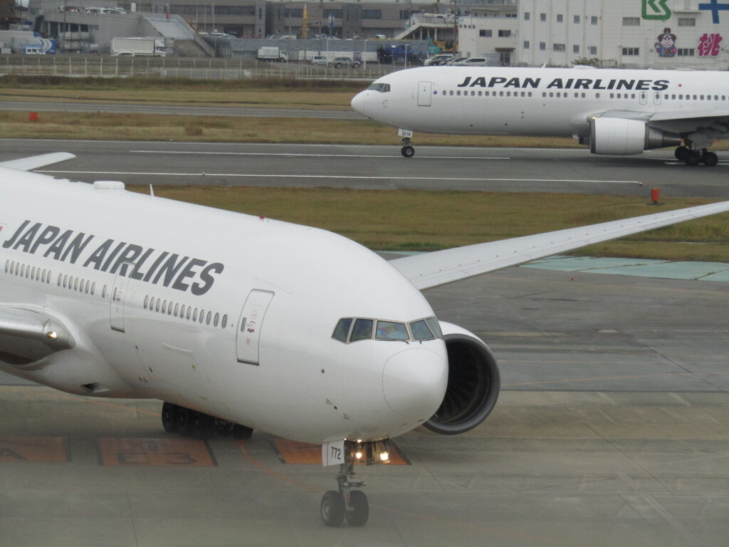 JALのB6とB7　福岡空港にて