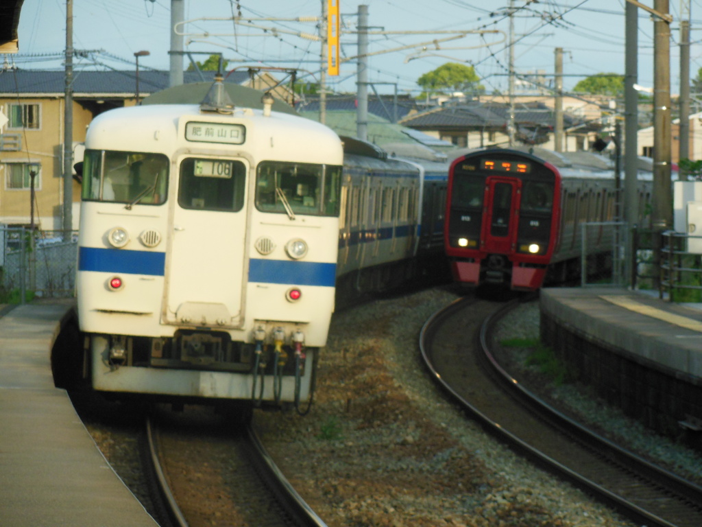 415系と813系のすれ違い