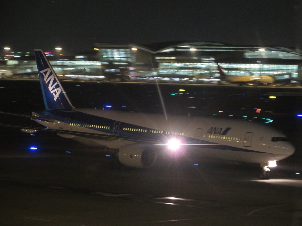 眩しいほどの光でANAのB772到着
