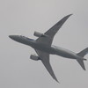 貨物ターミナル上空を通過するB787