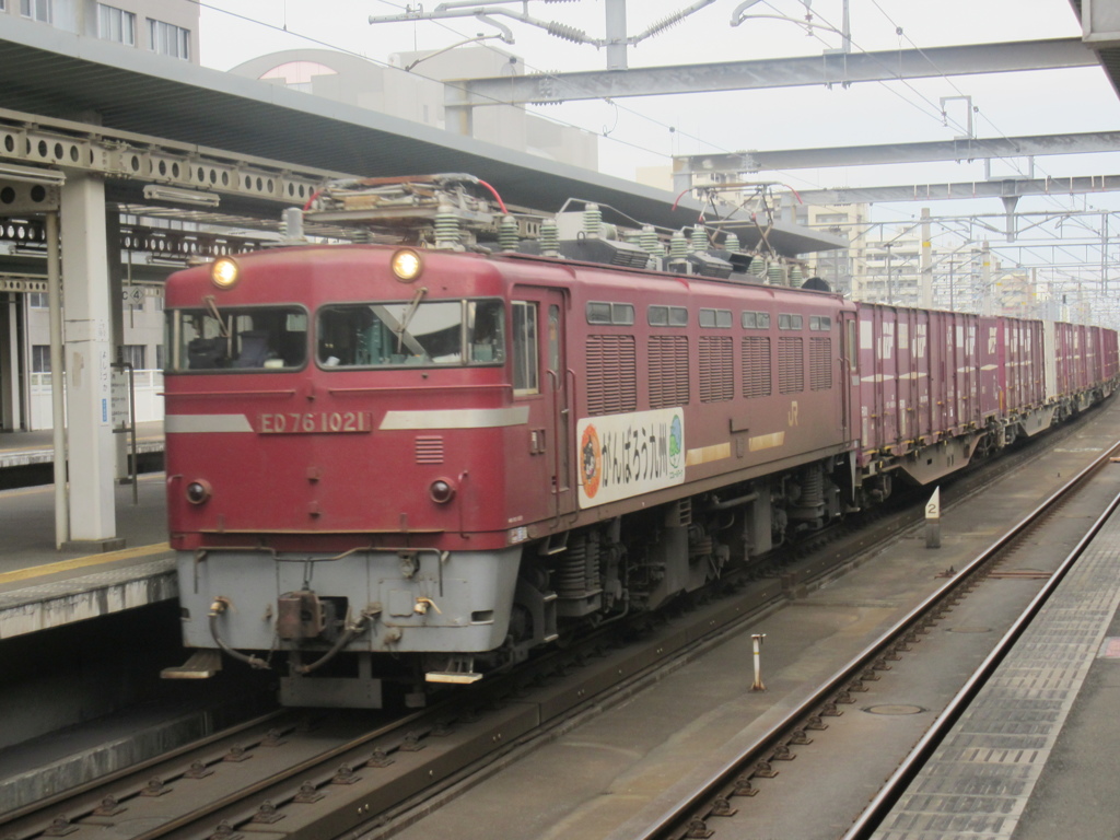 昨日の吉塚駅にて　ED76-1021貨物の通過