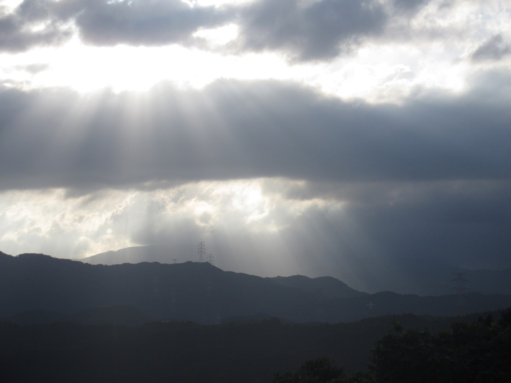 雲の隙間から差し込む太陽光 By Like 77 Id 写真共有サイト Photohito